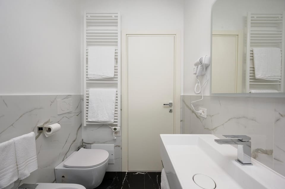 Shower, Toilet, Bathroom, bidet, towels