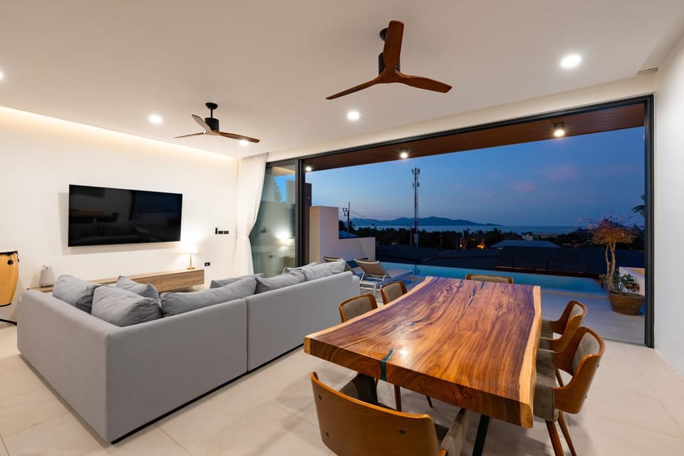 Patio, Communal lounge/ TV room, Natural landscape, TV and multimedia, View (from property/room), Balcony/Terrace, Living room, Seating area, Dining area, Evening entertainment, Lake view, River view, Sea view, fireplace