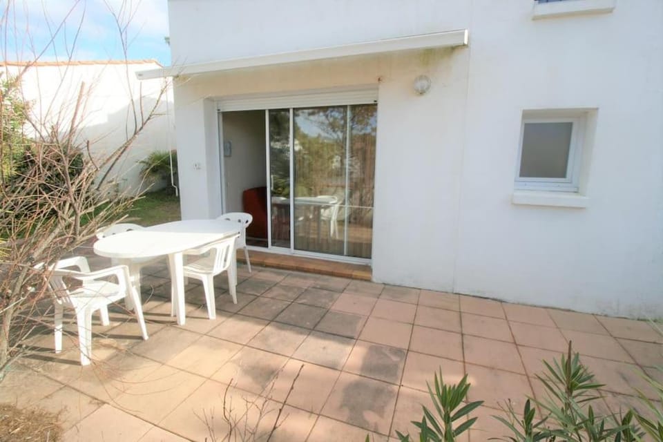 Property building, Patio, Dining area