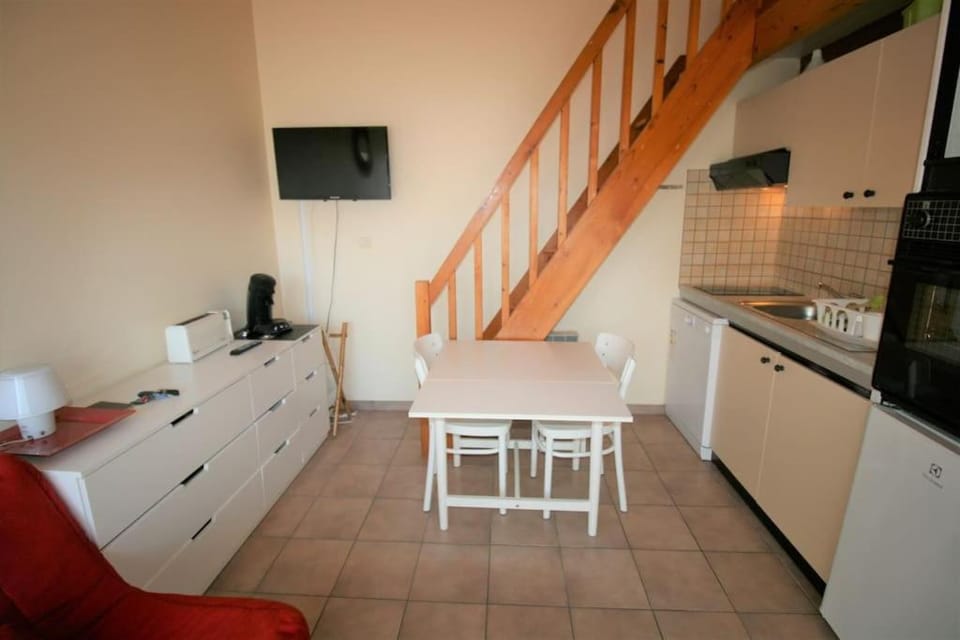 TV and multimedia, Kitchen or kitchenette, Dining area, dishwasher, oven