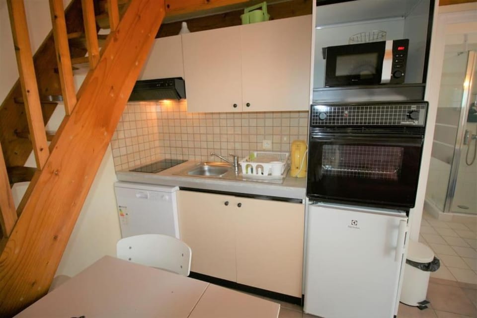 Kitchen or kitchenette, dishwasher, oven, stove