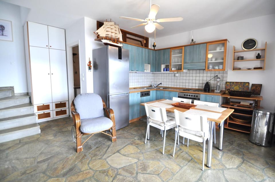 Kitchen or kitchenette, Dining area, stove