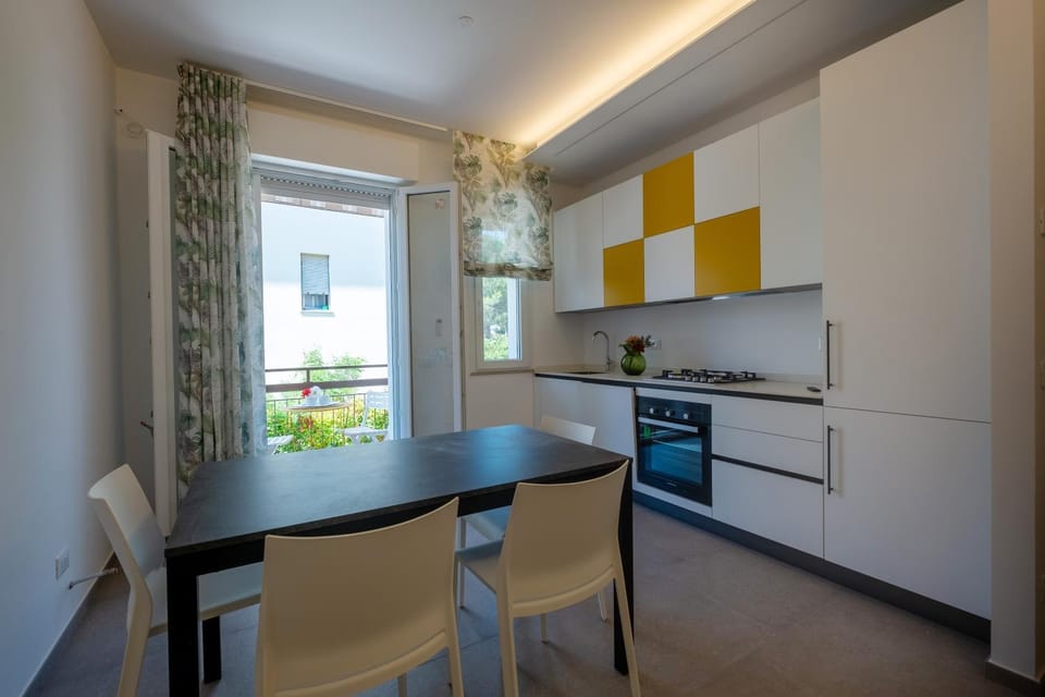 Kitchen or kitchenette, Dining area, oven, stove
