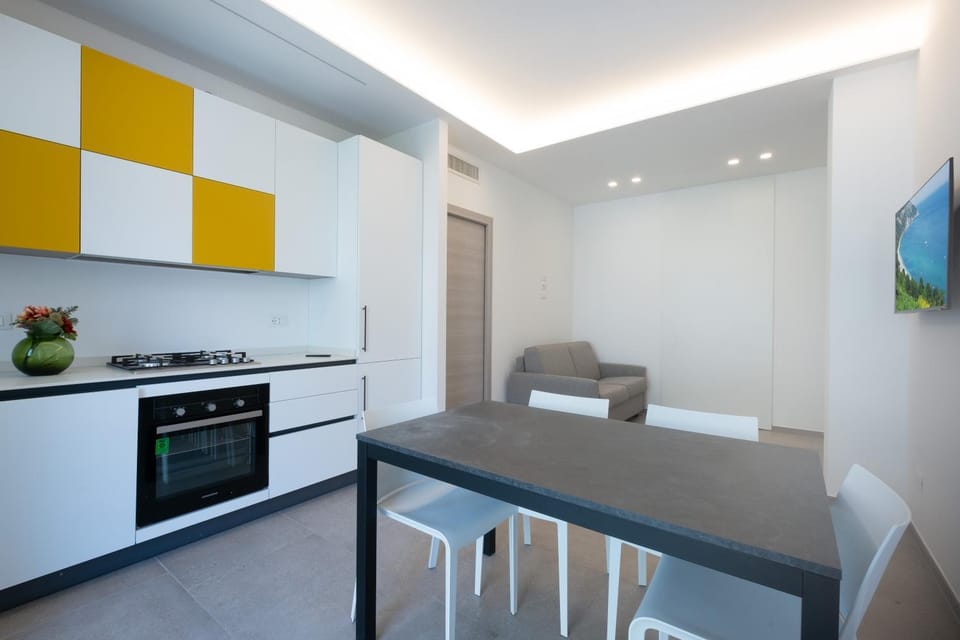 Living room, Seating area, Dining area, oven, kitchen