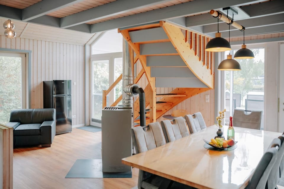 Seating area, Dining area, fireplace