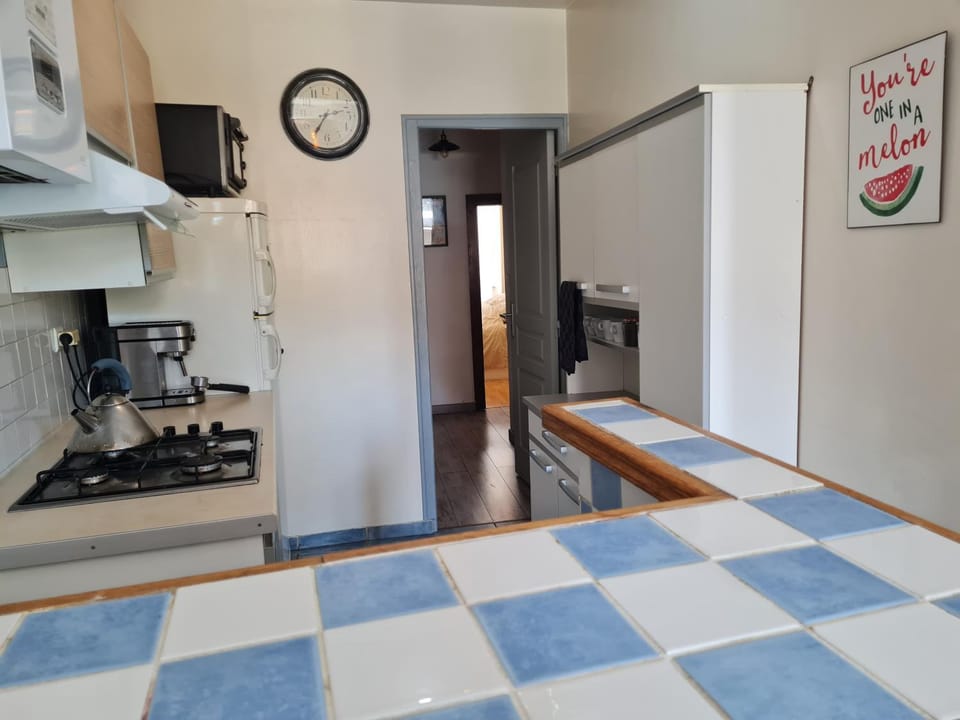 Kitchen or kitchenette, oven, stove