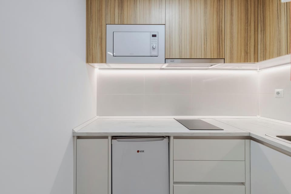 Kitchen or kitchenette, microwave, stove
