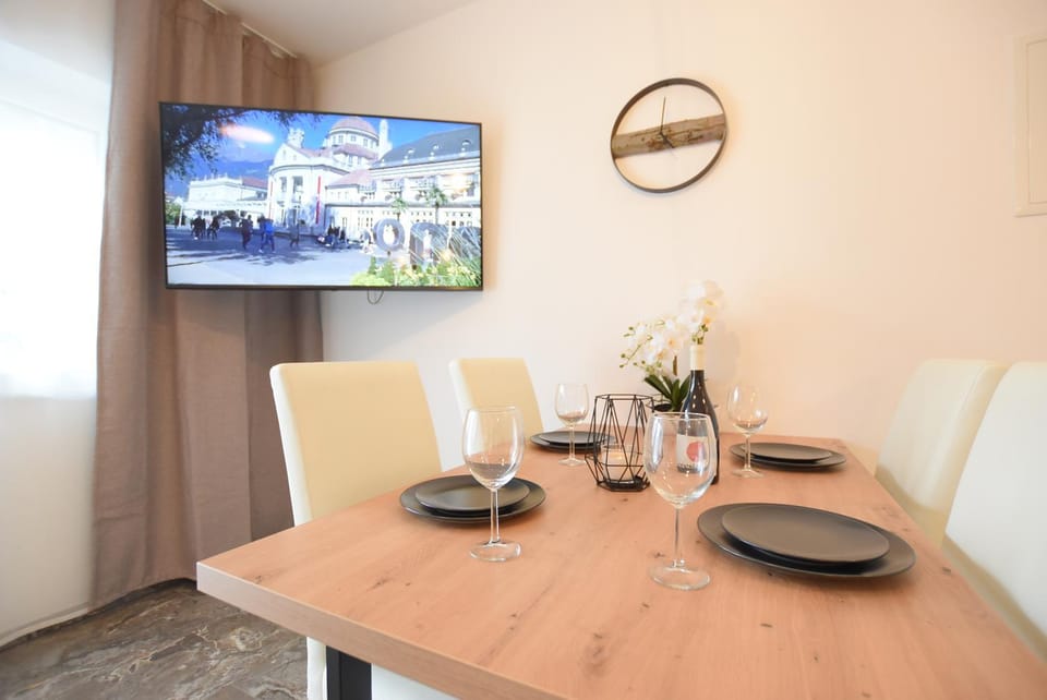 TV and multimedia, Food and drinks, Dining area, Evening entertainment, Drinks