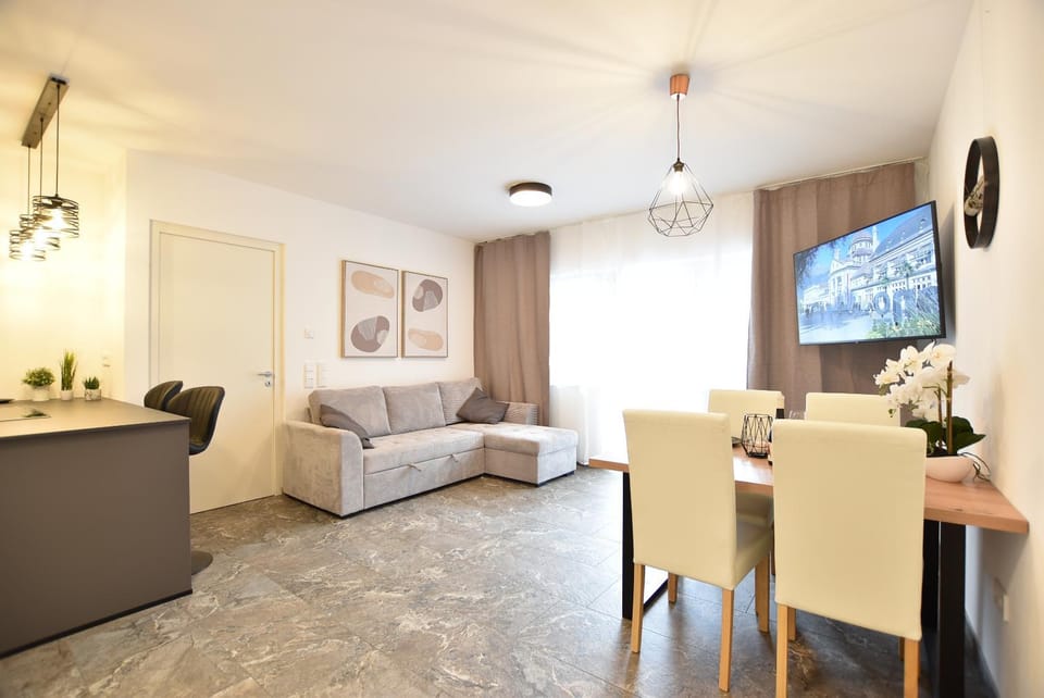 TV and multimedia, Living room, Seating area, Dining area