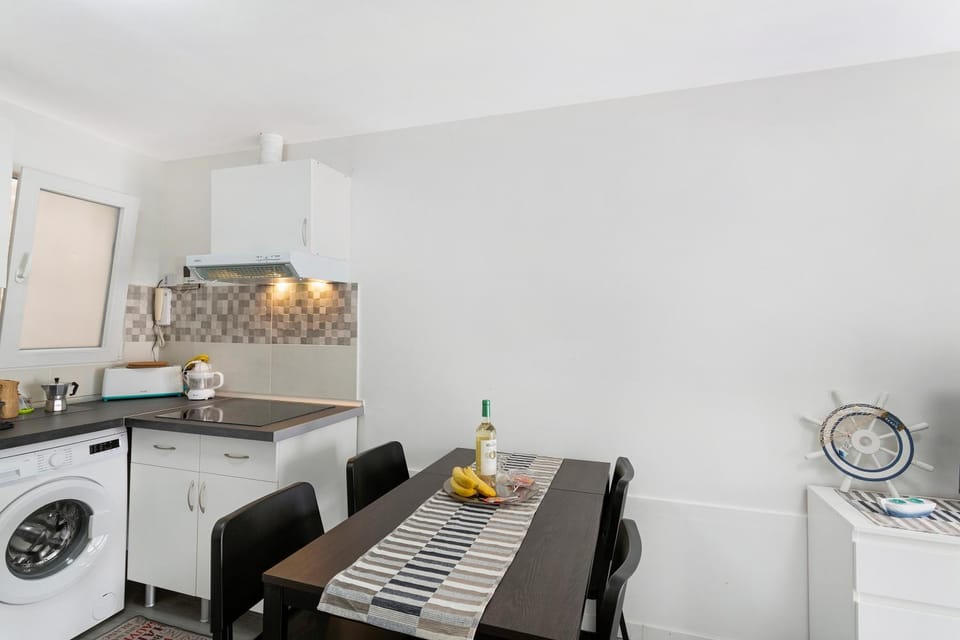 Property building, Kitchen or kitchenette, Living room
