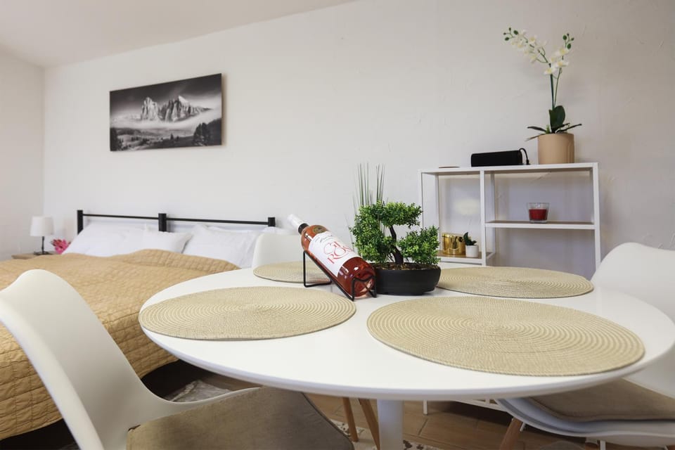 Living room, Photo of the whole room, Dining area, towels