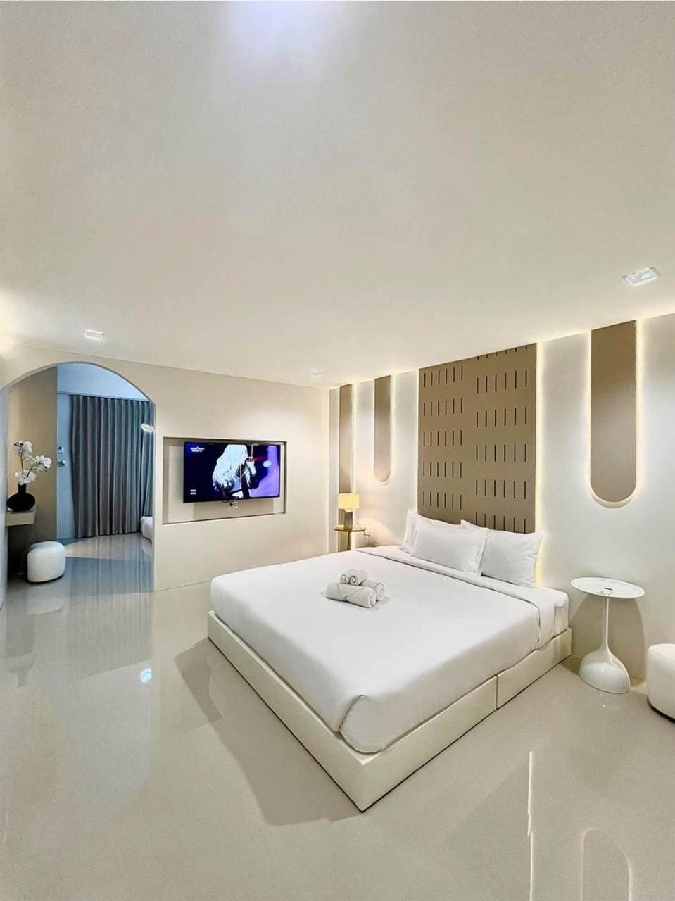 Bed, TV and multimedia, Bedroom