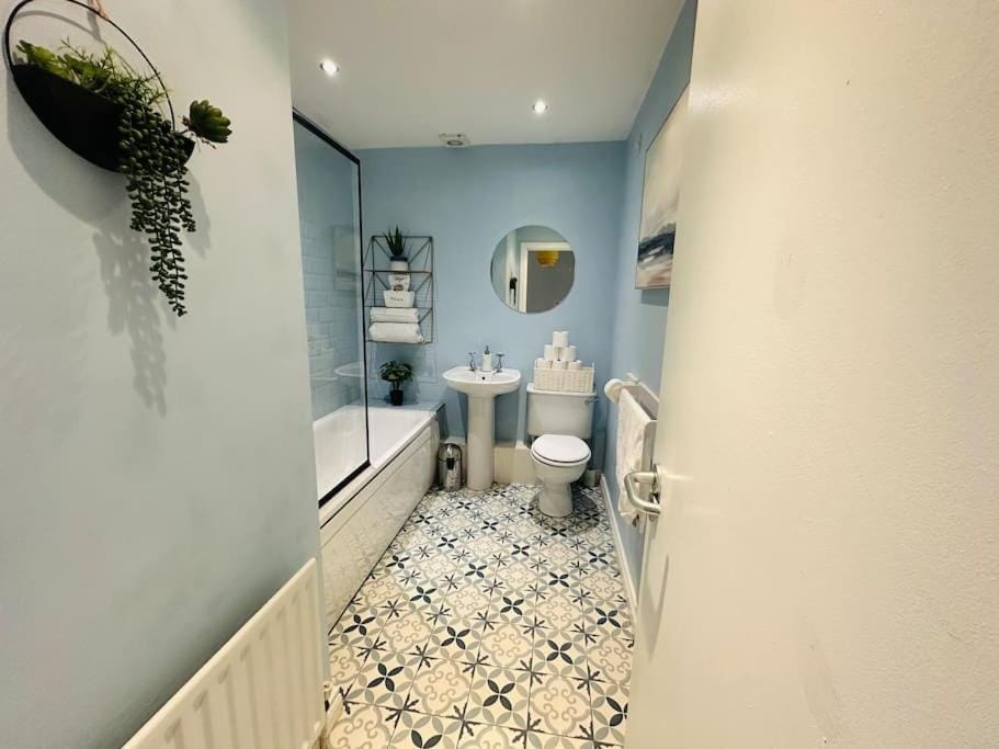Stunning semi-detached townhouse, Holywood, Sleeps 6 - 10 mins from Belfast House in Belfast