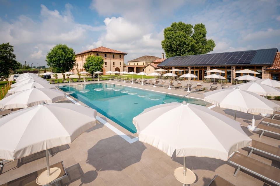 Swimming pool, sunbed