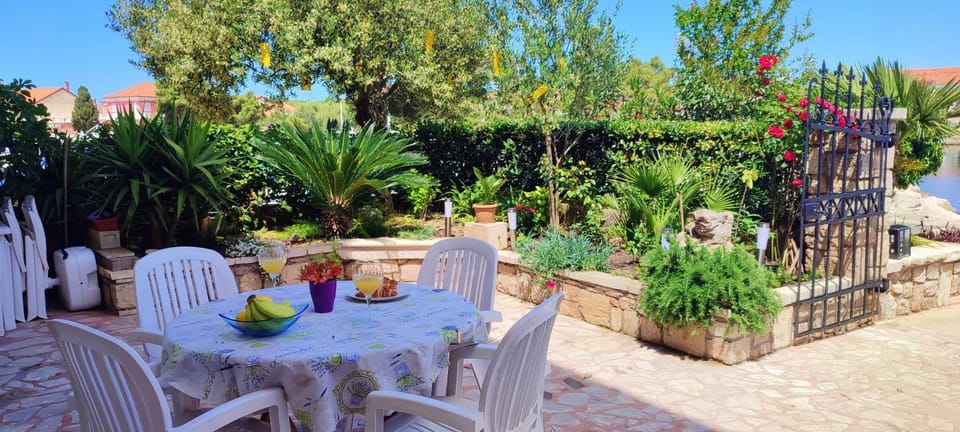 Garden, Dining area