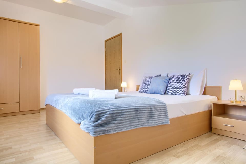 Bedroom, towels