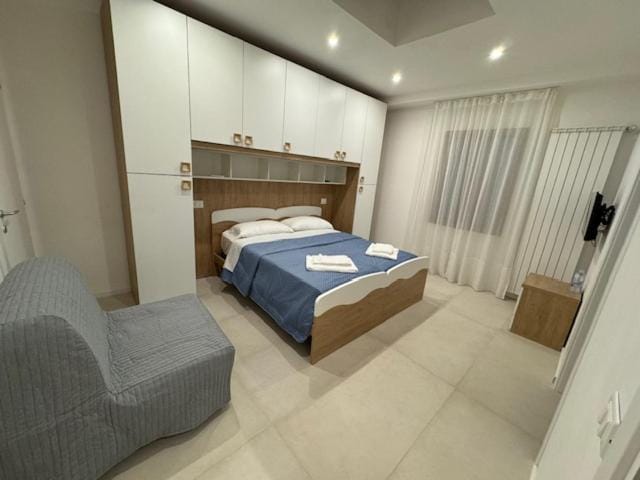 Shower, Bed, TV and multimedia, Bedroom, towels, air conditioner