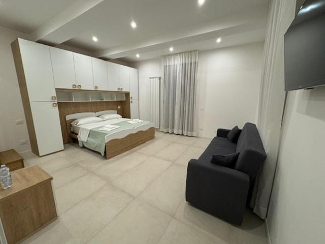 Shower, Bed, TV and multimedia, Bedroom, air conditioner