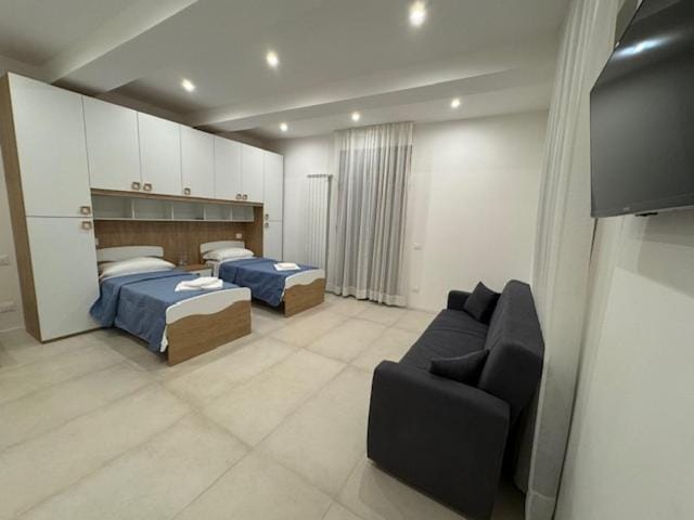 Shower, Toilet, Bed, TV and multimedia, Bedroom, air conditioner