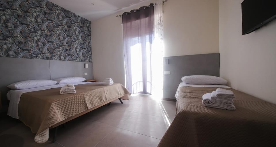 Bed, TV and multimedia, Balcony/Terrace, Photo of the whole room, Bedroom, towels, air conditioner