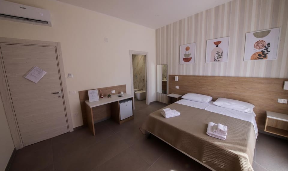 Bed, TV and multimedia, Photo of the whole room, Bedroom, towels, wardrobe, air conditioner