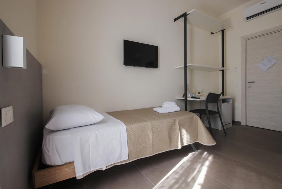 Bed, TV and multimedia, Photo of the whole room, Bedroom, air conditioner