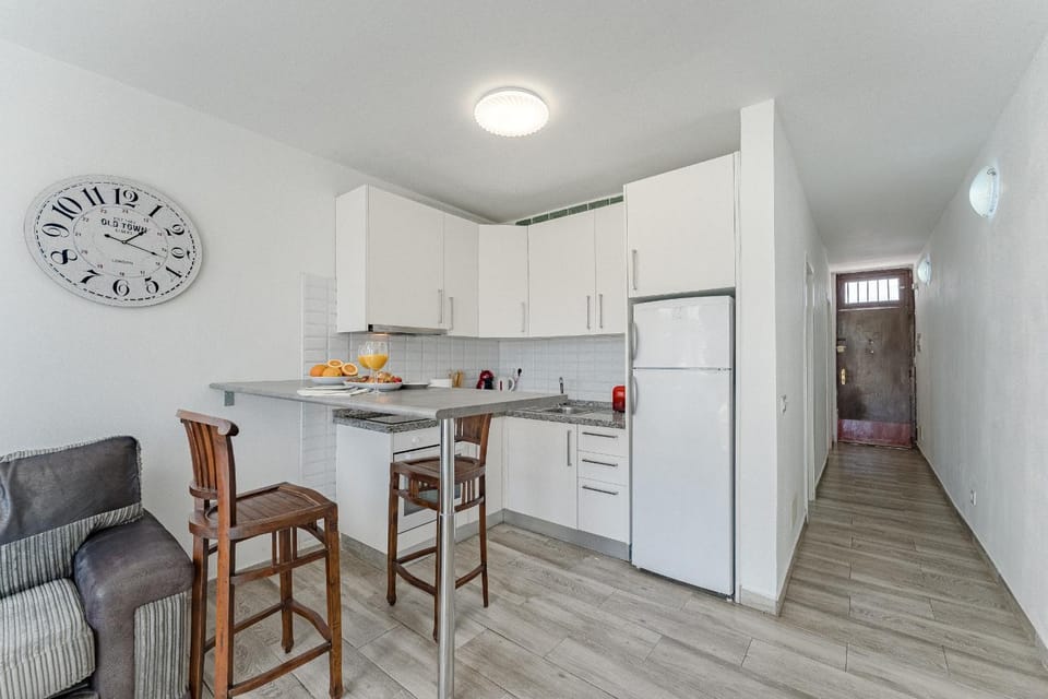 Primavera Tranquil Retreat 2-Bedroom Apartment with Balcony, Garden View & Fiber WiFi Apartment in Abona