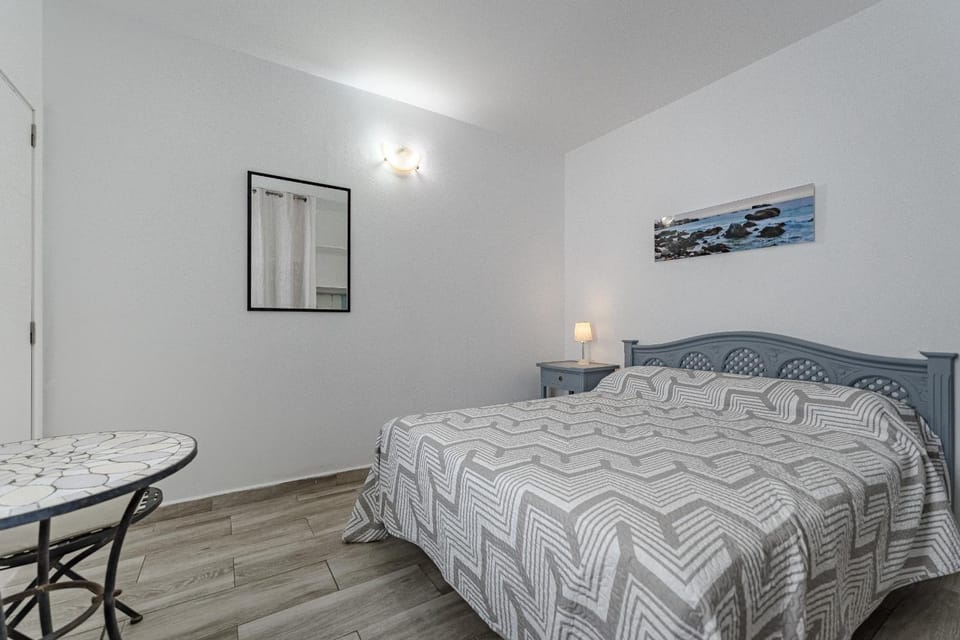Primavera Tranquil Retreat 2-Bedroom Apartment with Balcony, Garden View & Fiber WiFi Apartment in Abona