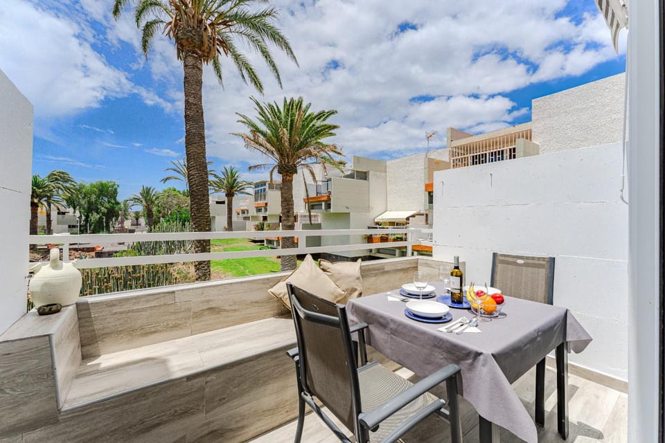 View (from property/room), Balcony/Terrace, Seating area, Dining area