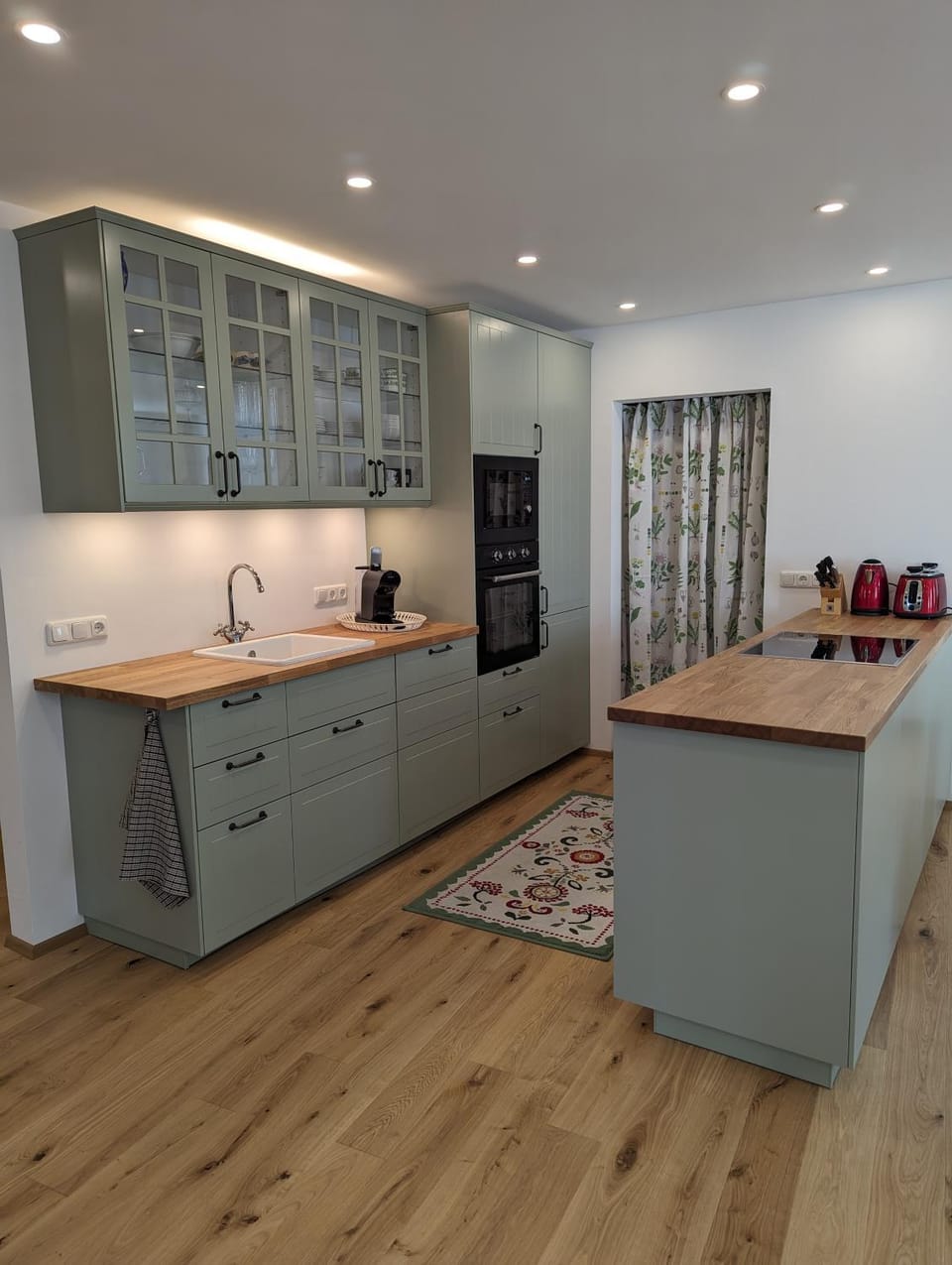 Kitchen or kitchenette, dishwasher, stove