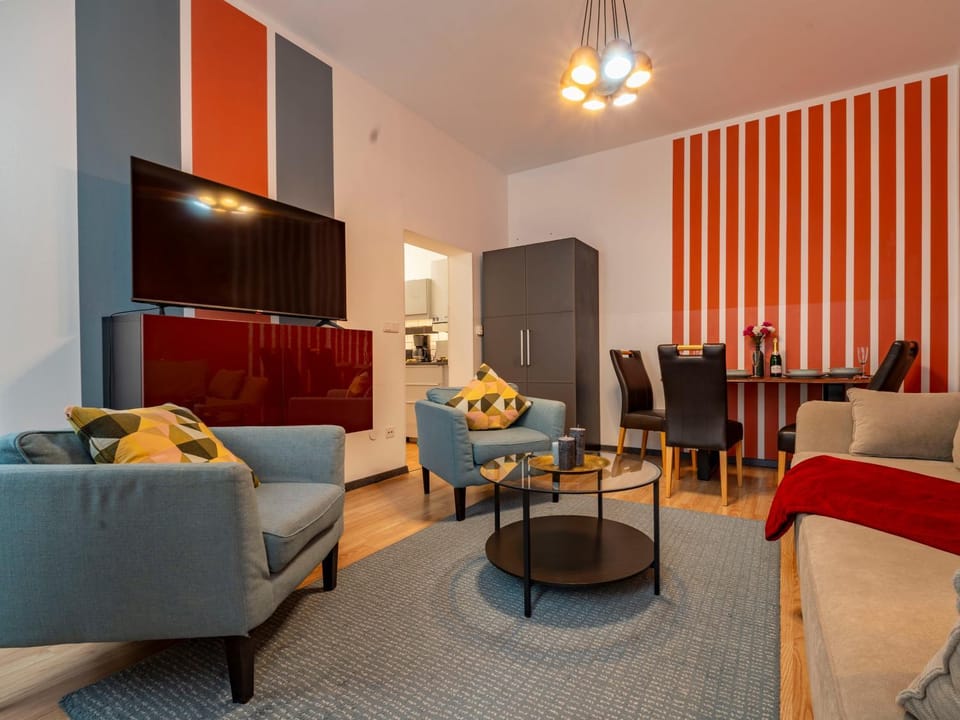TV and multimedia, Living room, Seating area, Dining area
