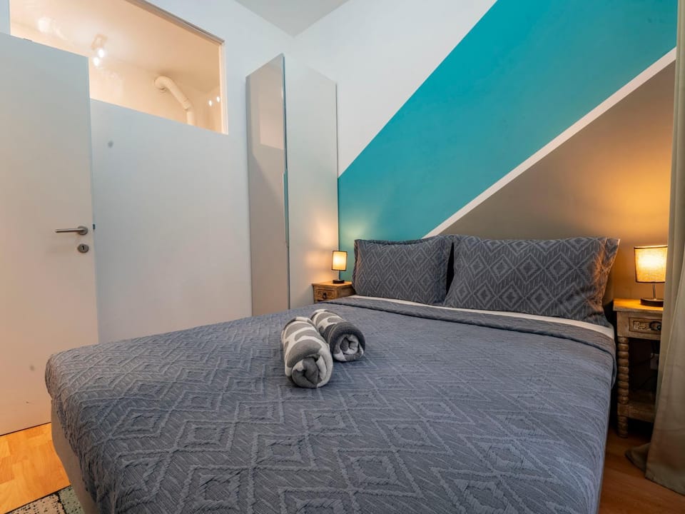 Bed, Photo of the whole room, Bedroom, towels