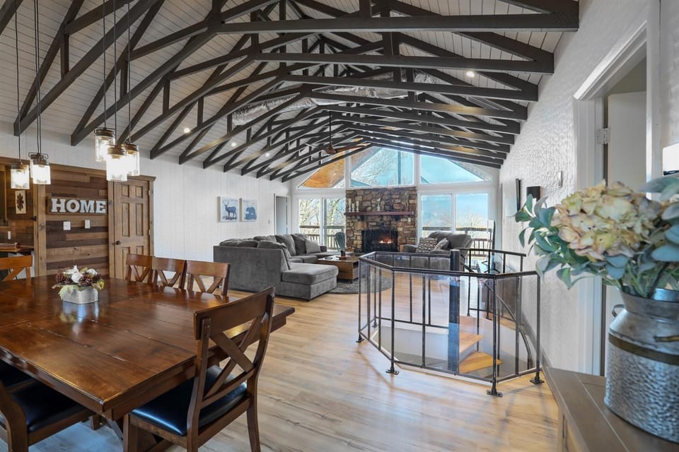 Ski Chalet 05 mi to slopes Great view-Fireplace-central AC Chalet in Sugar Mountain