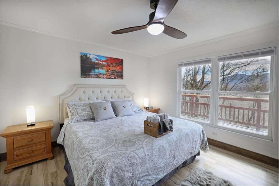 Ski Chalet 05 mi to slopes Great view-Fireplace-central AC Chalet in Sugar Mountain