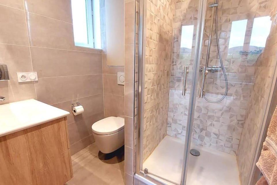 Shower, Toilet, Bathroom, towels