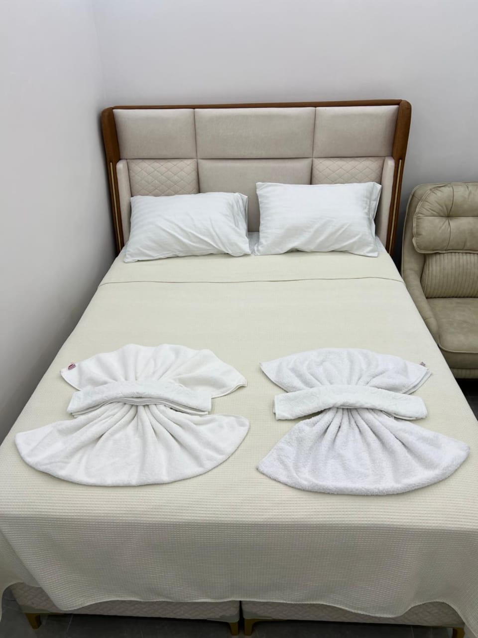 Bed, Photo of the whole room, Bedroom, towels