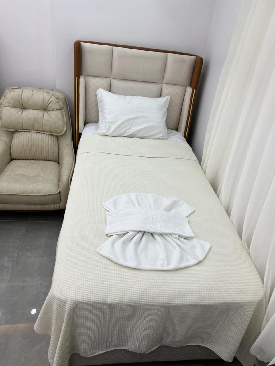 Bed, Living room, Photo of the whole room, Seating area, Bedroom, towels