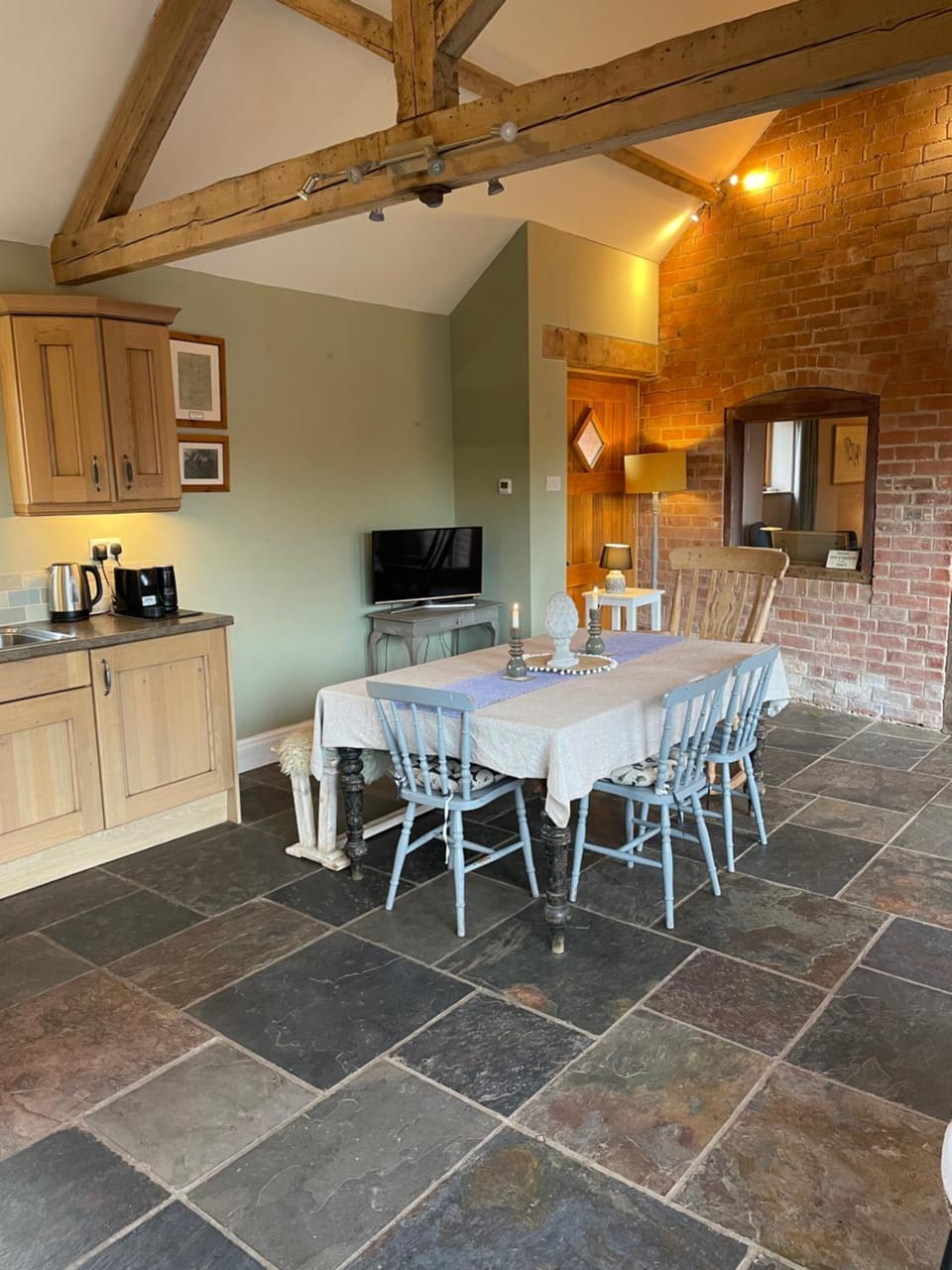 Kitchen or kitchenette, Dining area