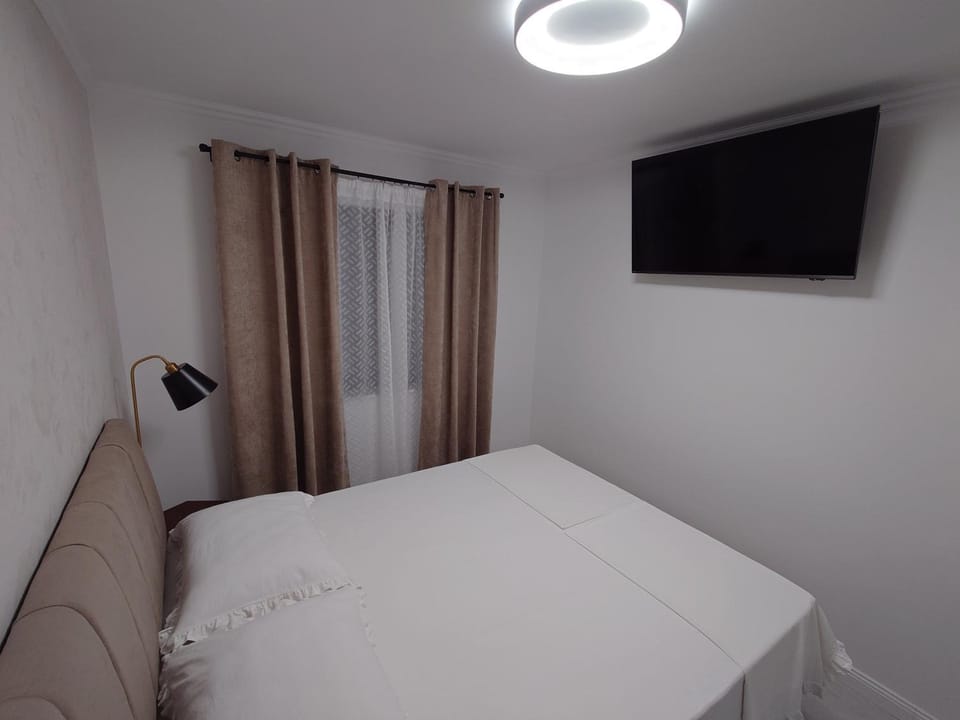 Bed, TV and multimedia, Bedroom