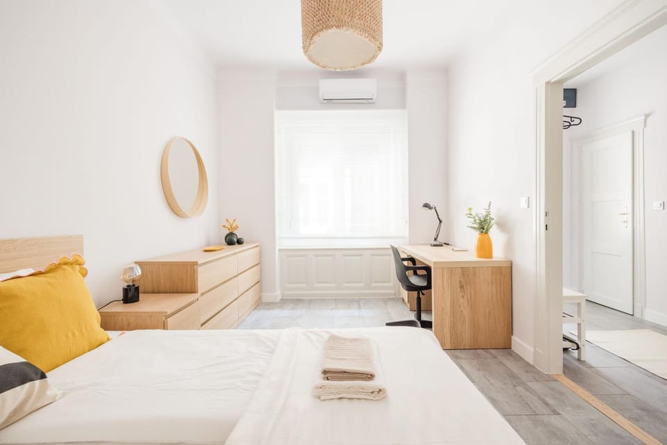 Bedroom, air conditioner