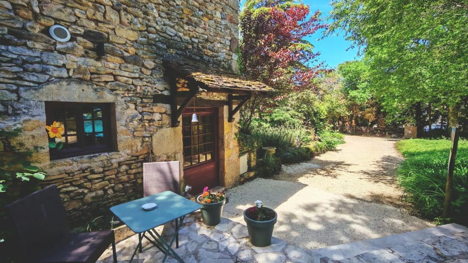 Patio, Dining area, Garden view