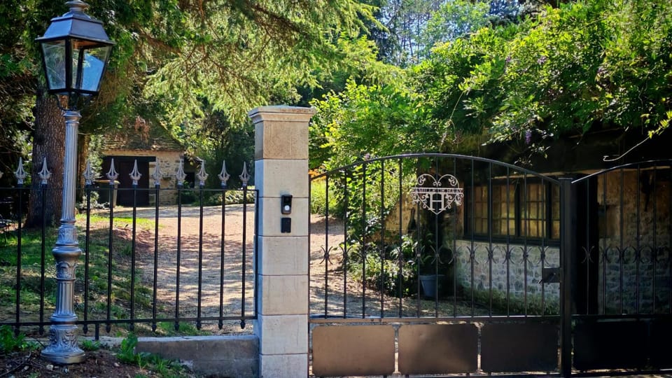 Facade/entrance, Garden, View (from property/room)