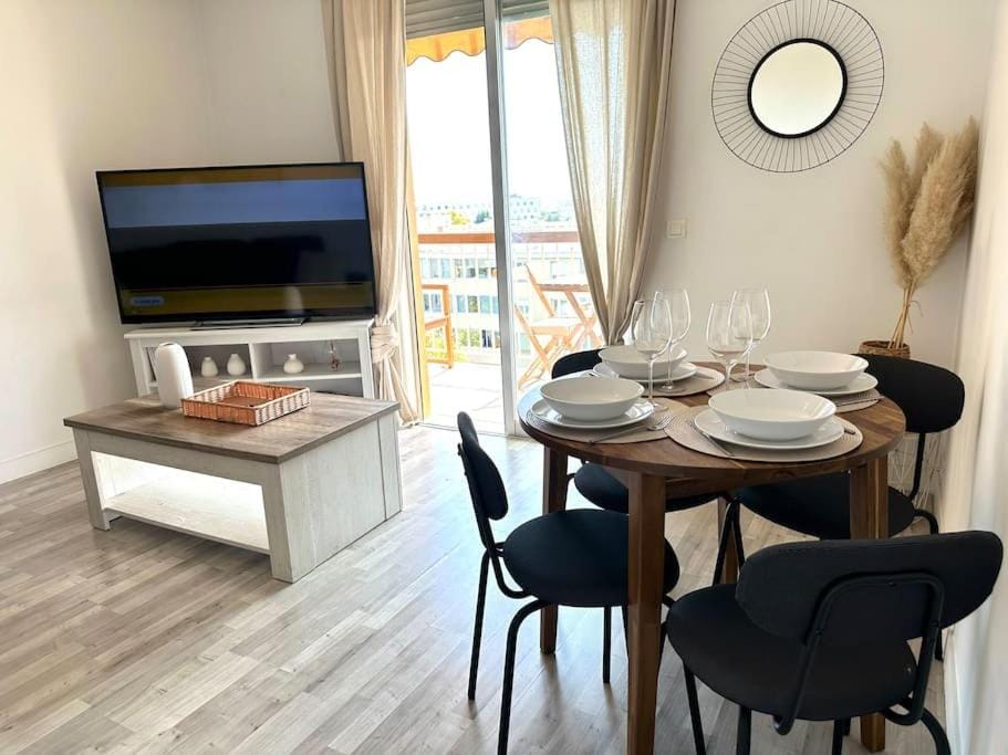 TV and multimedia, Living room, Seating area, Dining area