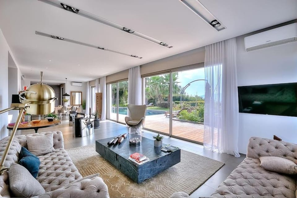 Communal lounge/ TV room, Living room
