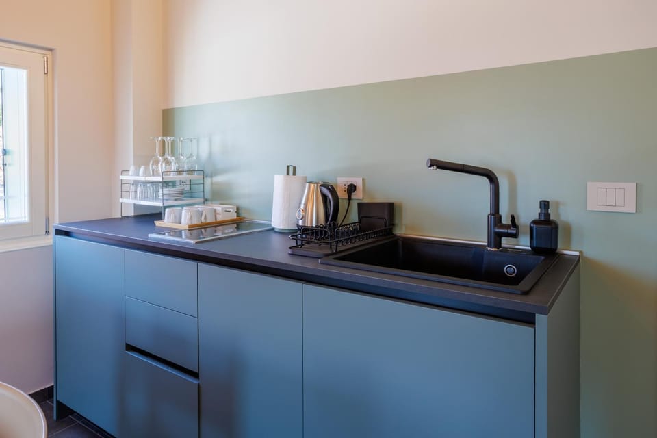 Coffee/tea facilities, Kitchen or kitchenette, stove