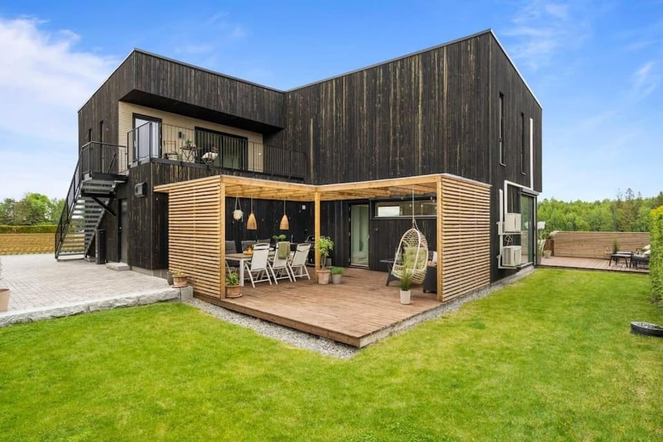 Property building, Patio, Day, Garden, Garden, Garden view