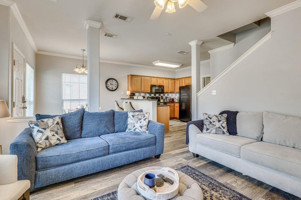 Central College Station Townhome w/ Community Pool House in College Station