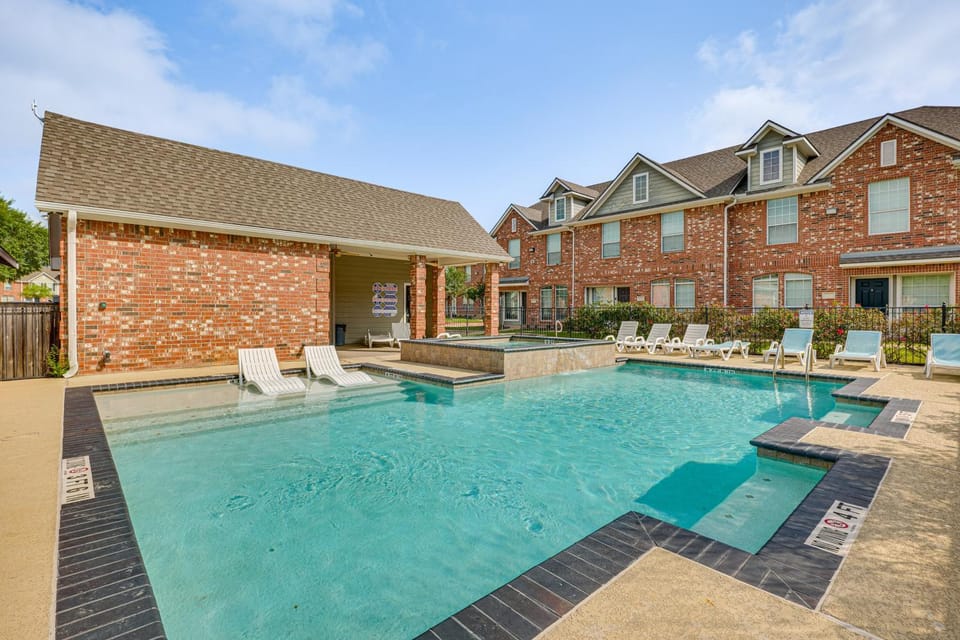 Central College Station Townhome w/ Community Pool House in College Station