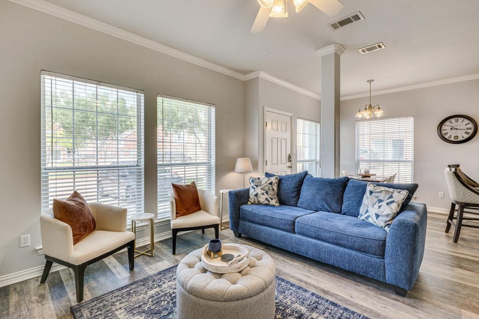 Central College Station Townhome w/ Community Pool House in College Station
