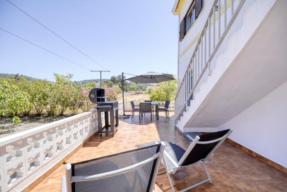 Property building, Patio, Day, Natural landscape, BBQ facilities, Balcony/Terrace, Dining area